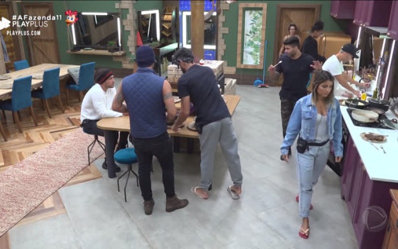 Netto e Lucas discutem e se ofendem após atividade