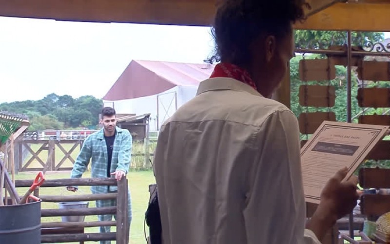 Netto e Sabrina Paiva começam o dia aprendendo novas tarefas