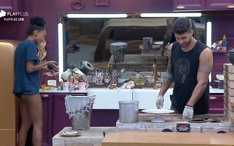 Netto e Sabrina soltam a voz na cozinha da sede