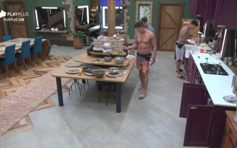 Netto, Lucas e Guilherme dão geral na cozinha durante a madrugada