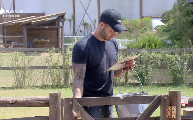 Netto se atrapalha com novas tarefas e é ajudado por Gui Leão