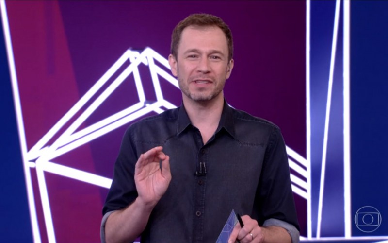 O deboche! Tiago Leifert imita e ironiza Karol Conká ao vivo