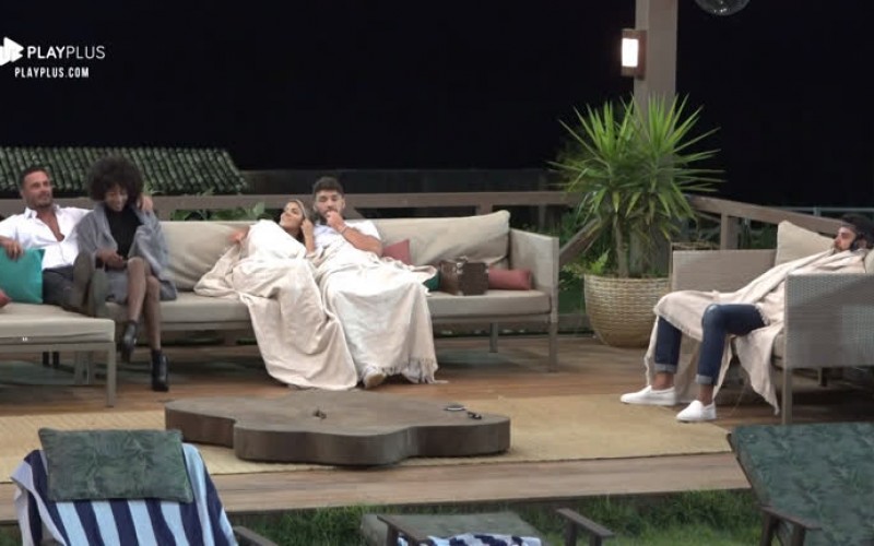 Para passar o tempo, peões brincam de adivinhar músicas