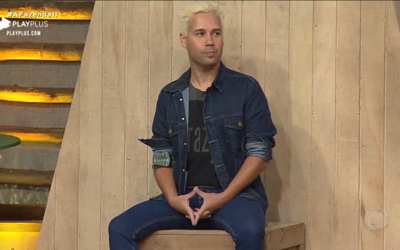 Participantes opinam sobre Hari e Viny durante atividade em grupo