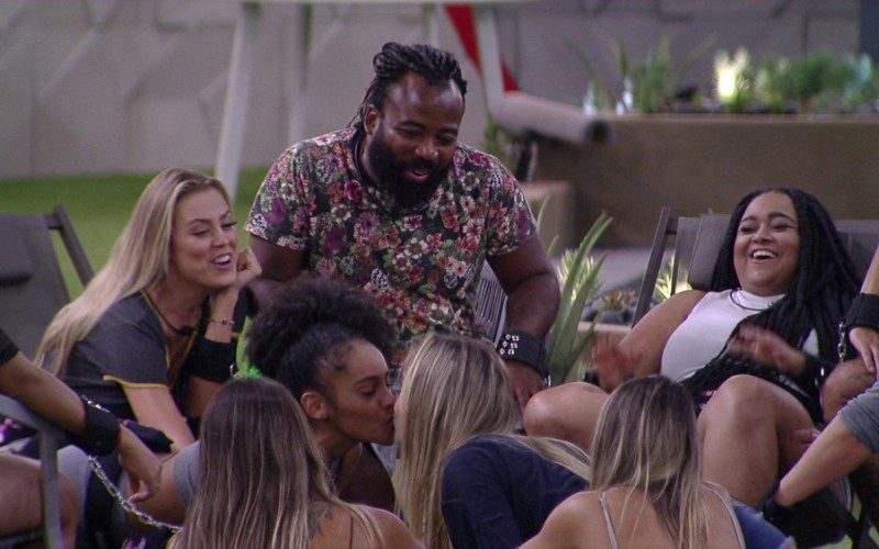 Paula e Gabriela dão selinho