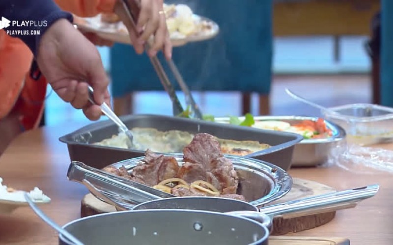 Peões almoçam bife acebolado com suco de abacaxi na sede