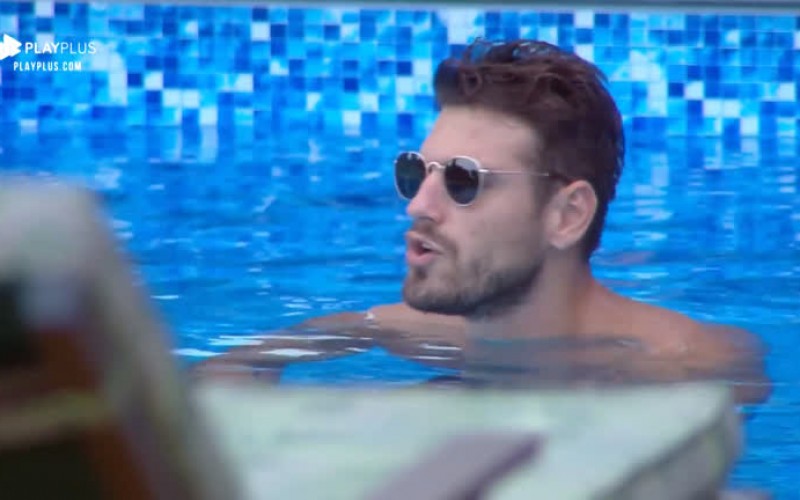 Peões aproveitam dia de sol e cantam sertanejo dentro da piscina