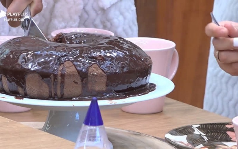 Peões comem bolo de chocolate no café da tarde