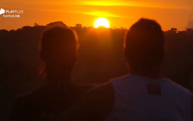 Peões contemplam pôr do sol: 