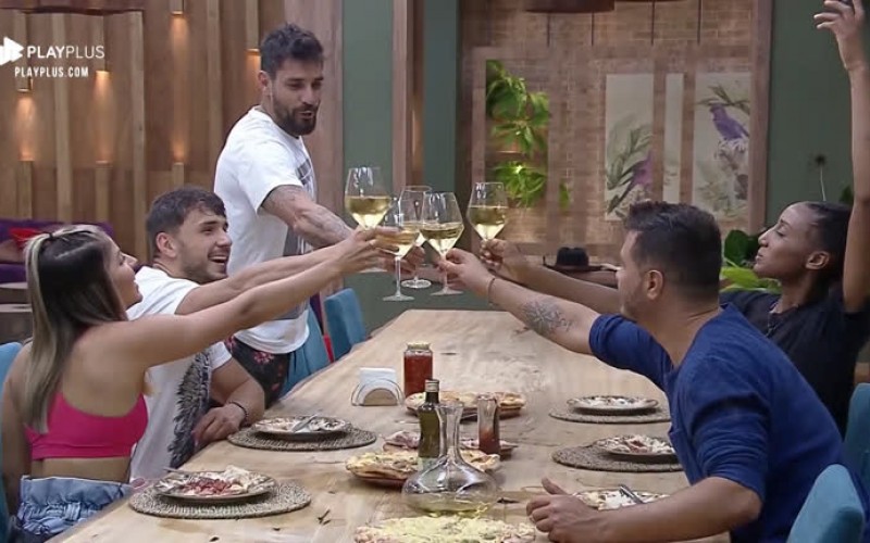 Peões curtem jantar com pizza, e Diego brinda à vaga como finalista