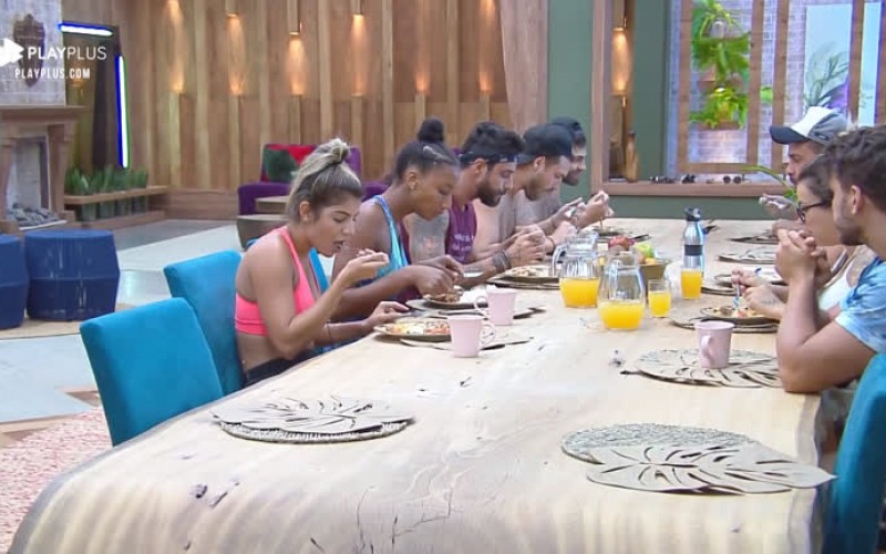 Peões elogiam almoço com pirão de carne de Thayse Teixeira