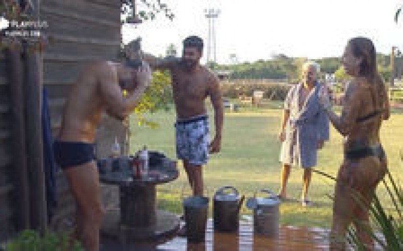 Peões exibem boa forma e se refrescam na Baia