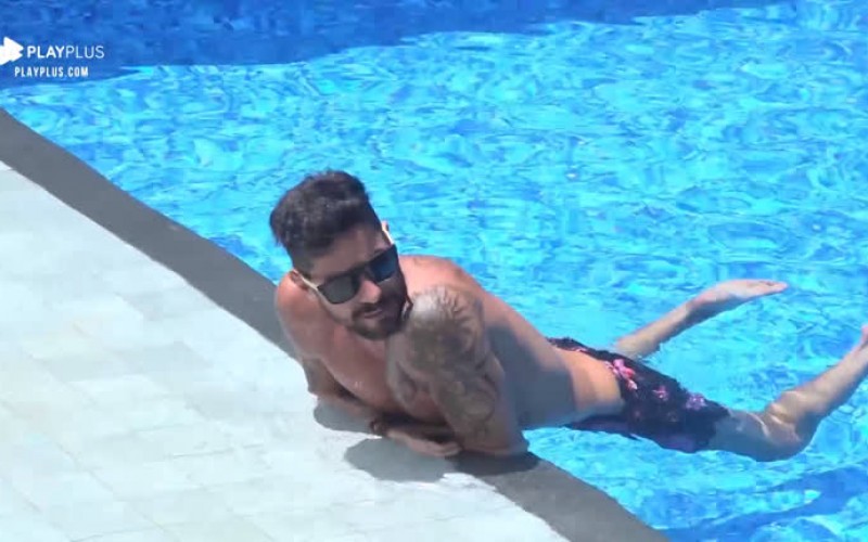 Peões falam da trajetória de sucesso do cantor Vitor Kley: 