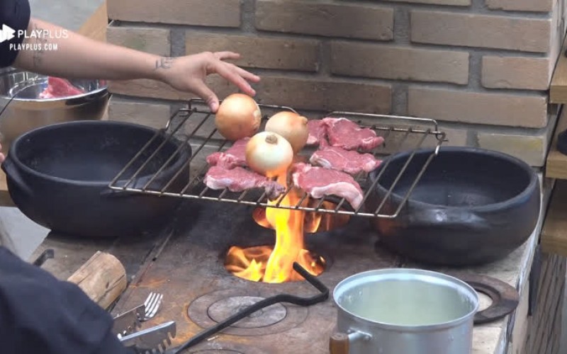 Peões fazem bife de picanha e cebola no fogão a lenha