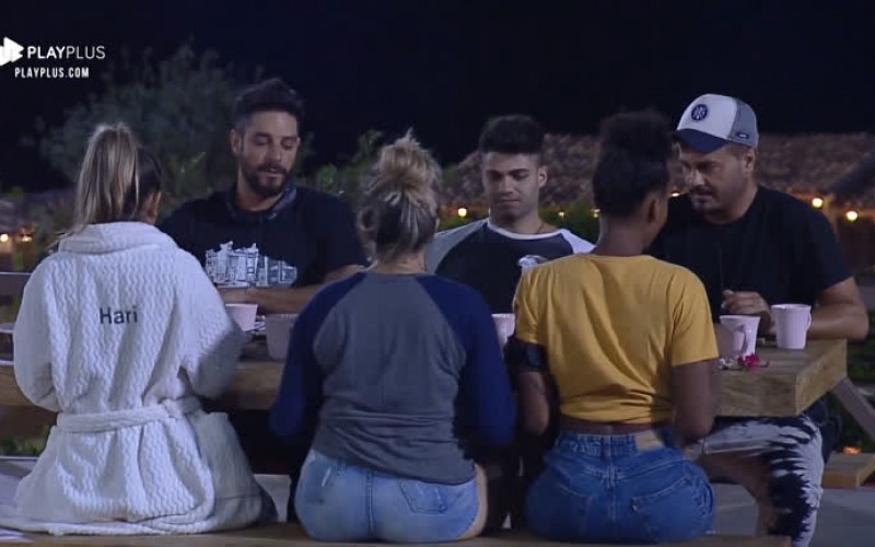 Peões fazem ceia na área externa da sede