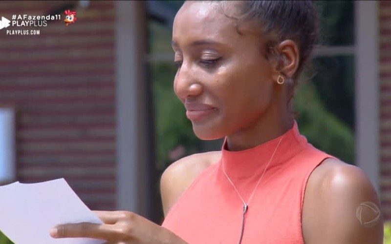 Peões leem cartas das famílias e se emocionam