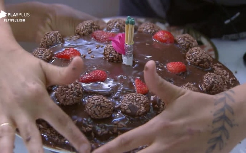 Peões preparam bolo e cantam parabéns para Diego Grossi