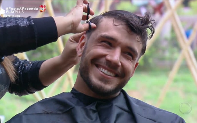 Peões recebem serviço completo de beleza na sede da Fazenda