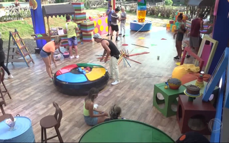 Peões relembram infância em atividade do Dia das Crianças