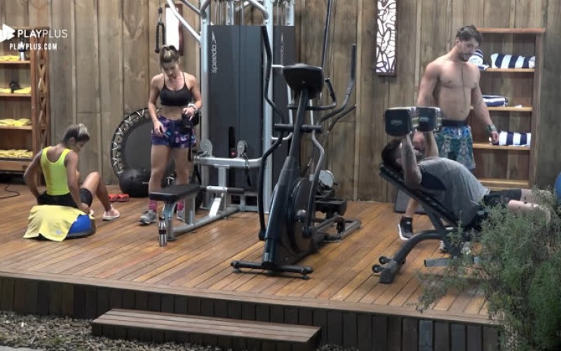 Peões se ajudam em exercícios na academia e pegam pesado no treino