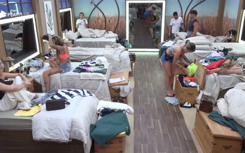 Peões se arrumam para atividade surpresa