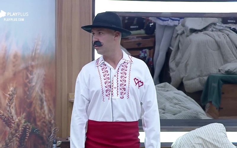 Peões se divertem com figurino inspirado em cultura portuguesa