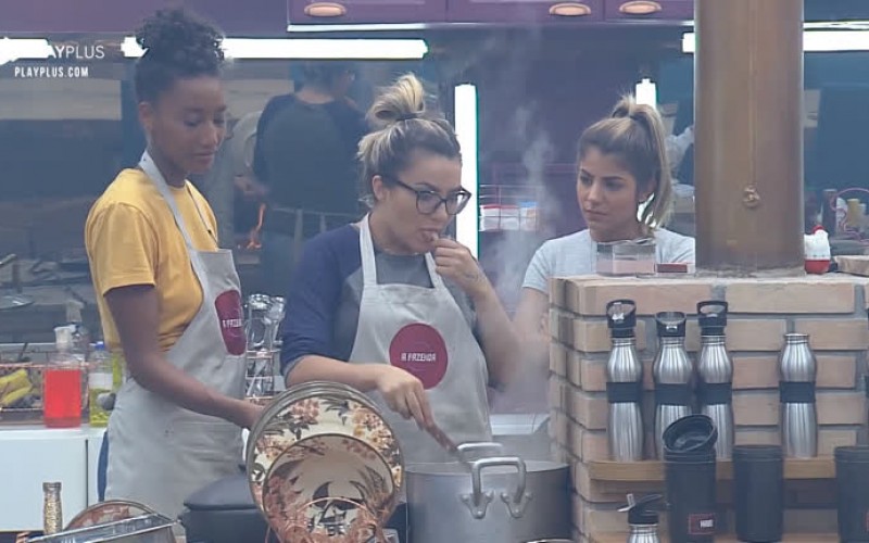 Peões sofrem com fumaça do fogão na hora de cozinhar