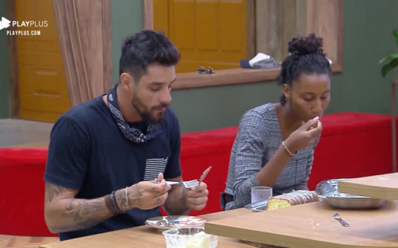 Peões tomam café da tarde com bolo feito por Sabrina Paiva