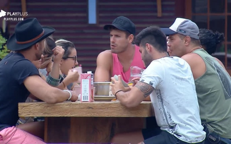 Peões zoam quem não curte tomar banho: 