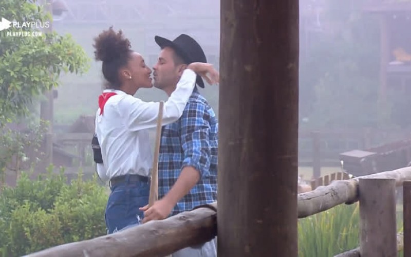 Phavanello celebra permanência e namoro com Sabrina Paiva