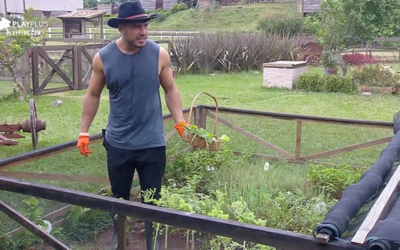 Phavanello e Hariany ensinam Lucas Viana a lidar com a horta