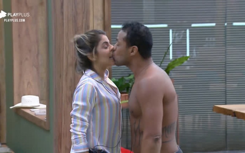 RESUMO DA TRETA: Phellipe parte para cima de Hari e beija boca de peoa sem permissão