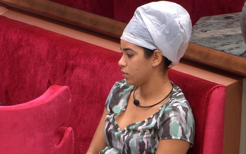 Elana questiona sua participação no jogo: 