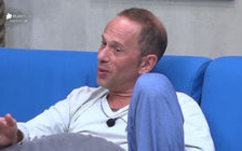 Rafael Ilha diz que ex mandou oficial de justiça levar panelas da casa dele