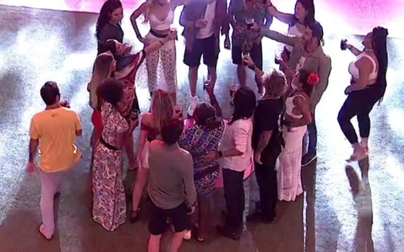 Resumo BBB: Especulações, flertes e insônia na primeira noite na casa!