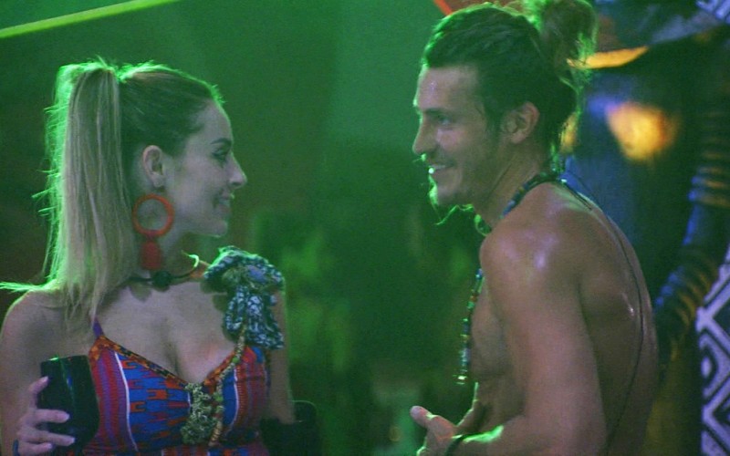 Resumo BBB: Festa com italiano tem show de IZA e momentos quentes