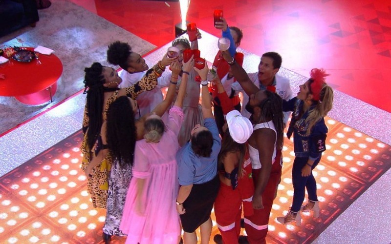Resumo BBB: Festa tem barraco fake e Carolina querendo beijar na boca