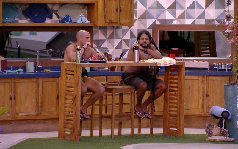 Resumo BBB: Jéssica, Kaysar e Viegas cogitam se unir para escapar de Paredão