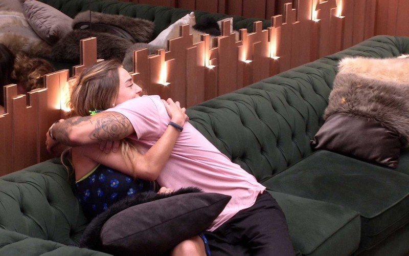 Resumo BBB: Última noite de Alan e Paula no BBB19 tem lembranças e champanhe