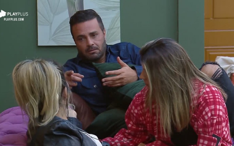 Rodrigo confronta Thayse sobre comentário em programa ao vivo