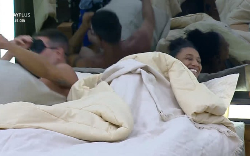 Rodrigo Phavanello acorda apressado para cuidar de cavalo