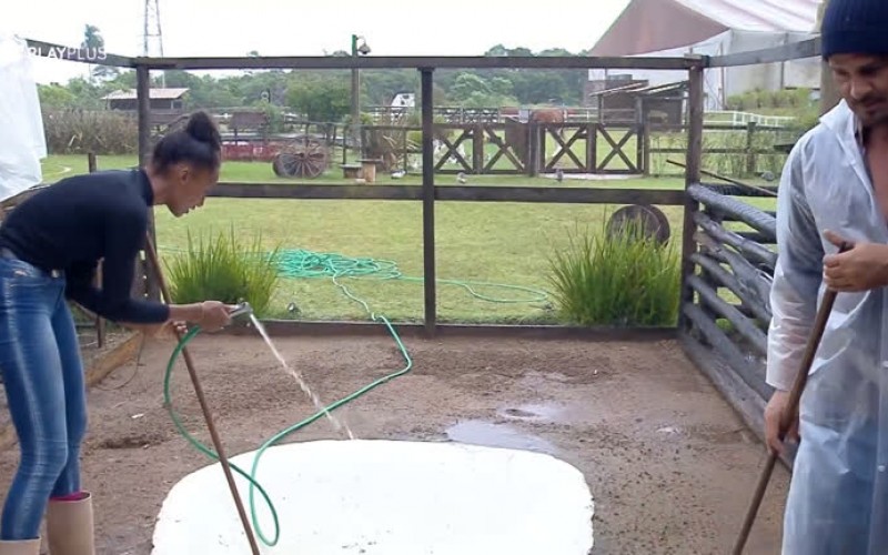 Rodrigo Phavanello e Sabrina Paiva limpam laguinho do galinheiro