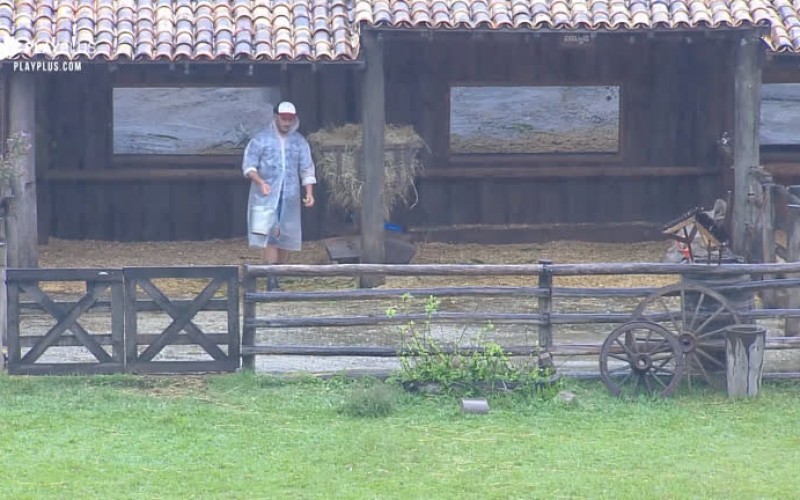 Rodrigo Phavanello enfrenta chuva para realizar tarefa no curral