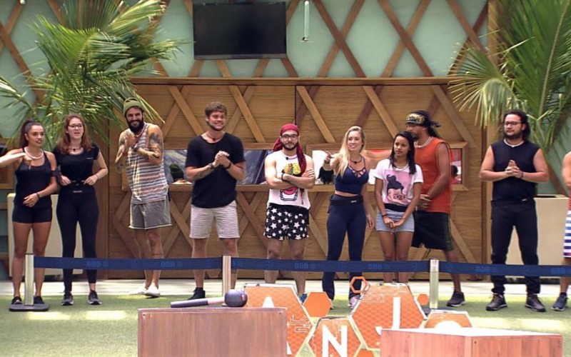 Brothers se emocionam ao ver fotos das famílias na área externa