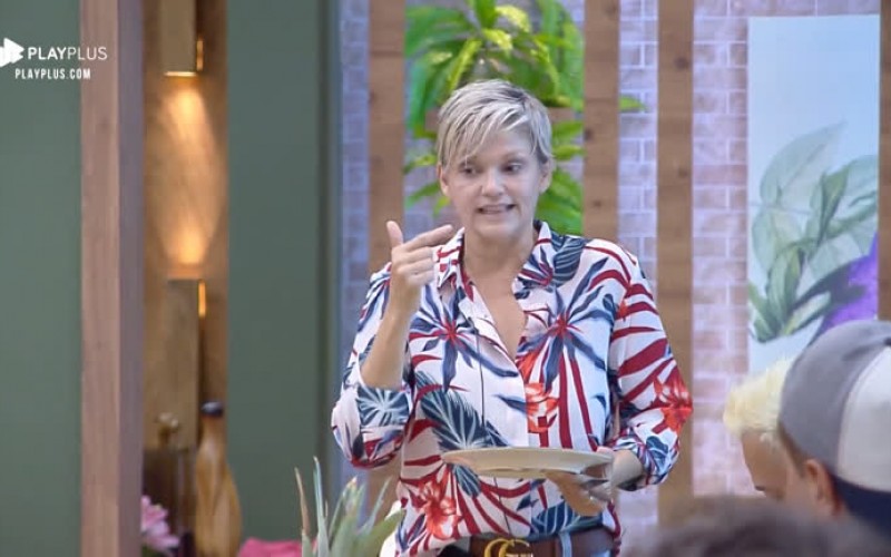 Roupa de Andréa some e ela reclama: 