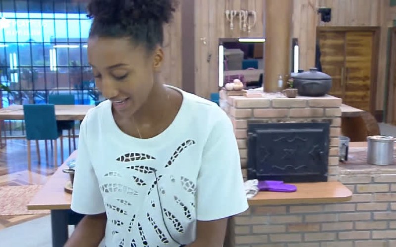 Sabrina Paiva canta sucesso de Sandra de Sá na cozinha da sede