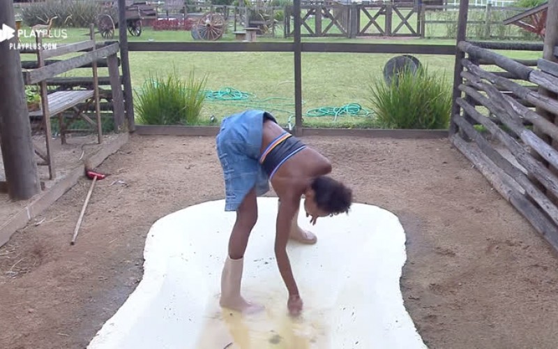 Sabrina Paiva dá duro na limpeza do laguinho do galinheiro