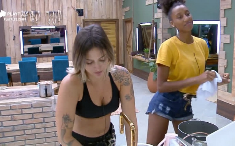 Sabrina Paiva e Tati Dias dançam funk, enquanto lavam louça
