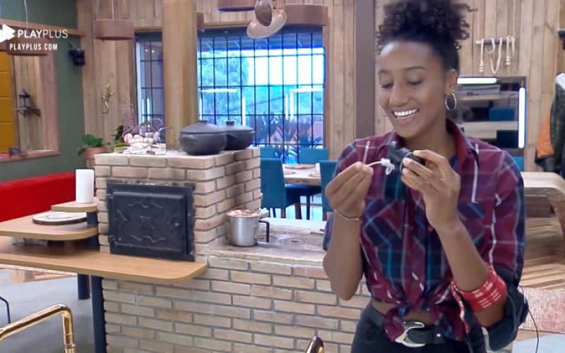 Sabrina Paiva e Thayse Teixeira relembram sucesso de Elis Regina