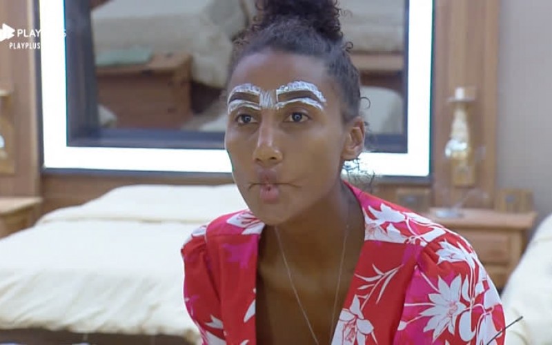 Sabrina Paiva mostra truque de beleza para realçar sobrancelhas